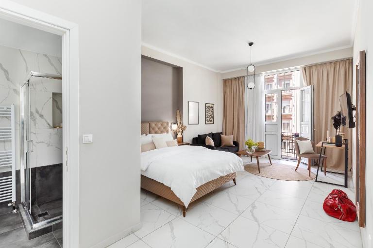 Black Onyx Comfort Suites - Elegant Stay in the City Center - Bed and Breakfast Thessaloniki
