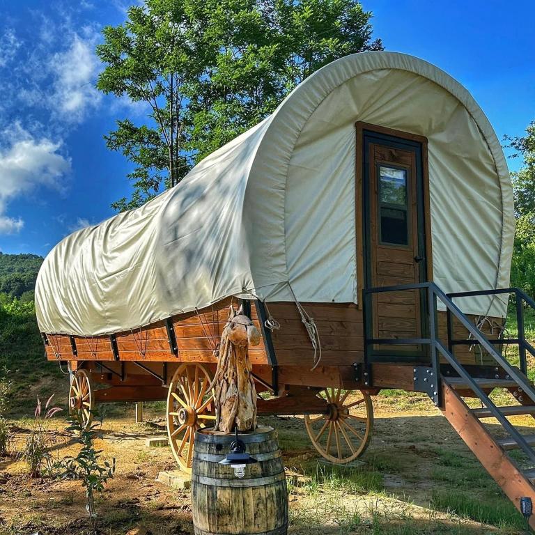 Luxury Glamping Wagon with mountain and vineyard views Winery - B&B Banner Elk