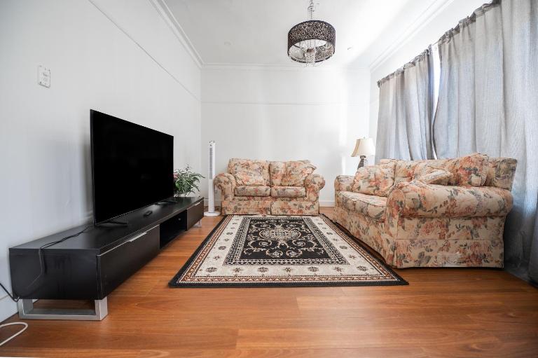 Classic decor, freshly painted 3 bedroom and 2 bathroom quiet home - B&B Kerrie