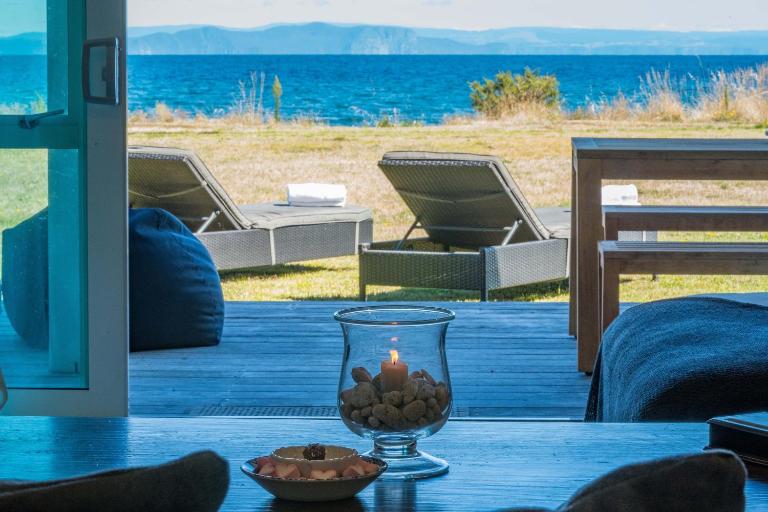 Lakefront Style - Lake Taupo Holiday Home - B&B Taupo