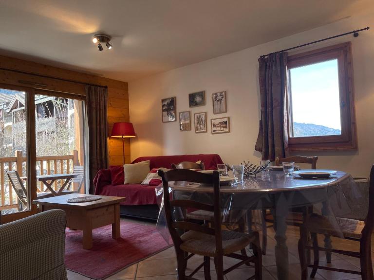 Appartement T3 au centre de Samoëns avec balcon, WIFI et parking - FR-1-624-23 - B&B Samoëns