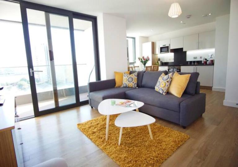 Spacious 2BR 2BA Apartment with Balcony & Free Parking - Near ExCeL & City Airport - B&B London
