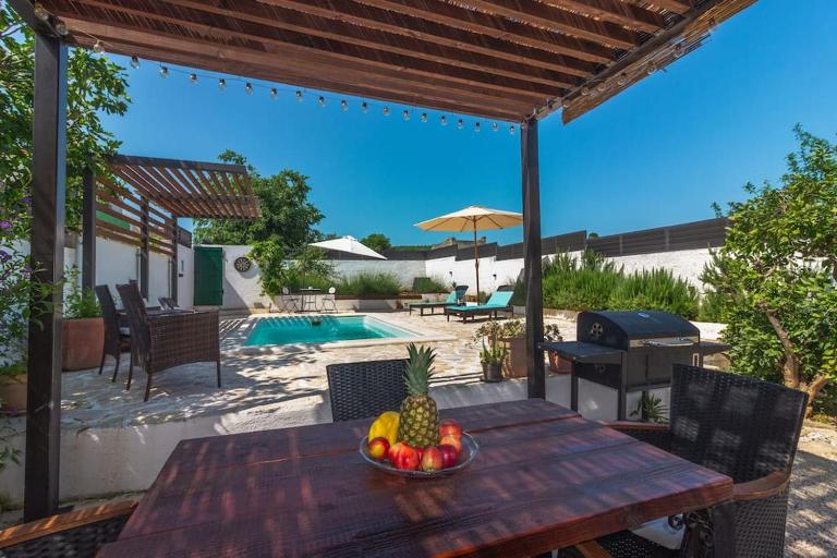 Kuća za odmor Laurus s bazenom - B&B Kukljica