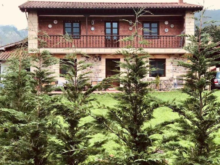 Gran casa restaurada con jardín encantador pueblo. - Ferienwohnung Los Corrales de Buelna