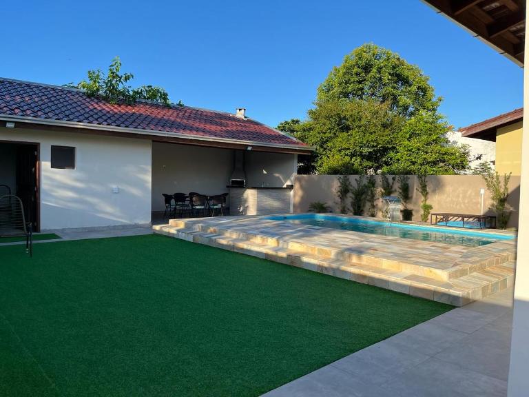 Com piscina. Casa para família. - B&B Guaratuba