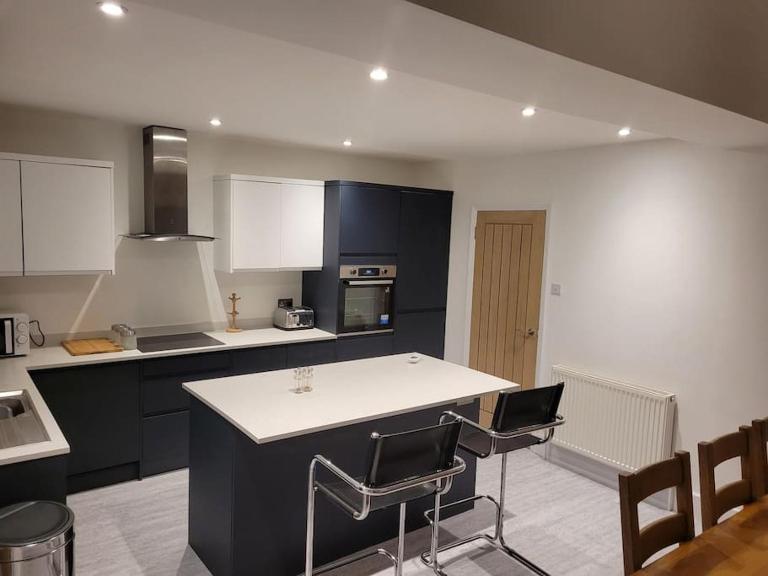 3 Bedroom Victorian Detached 6 beds Central Location 2x Long Parking Bays The Railway pub Nearby - Chambres d'hôtes Crawley