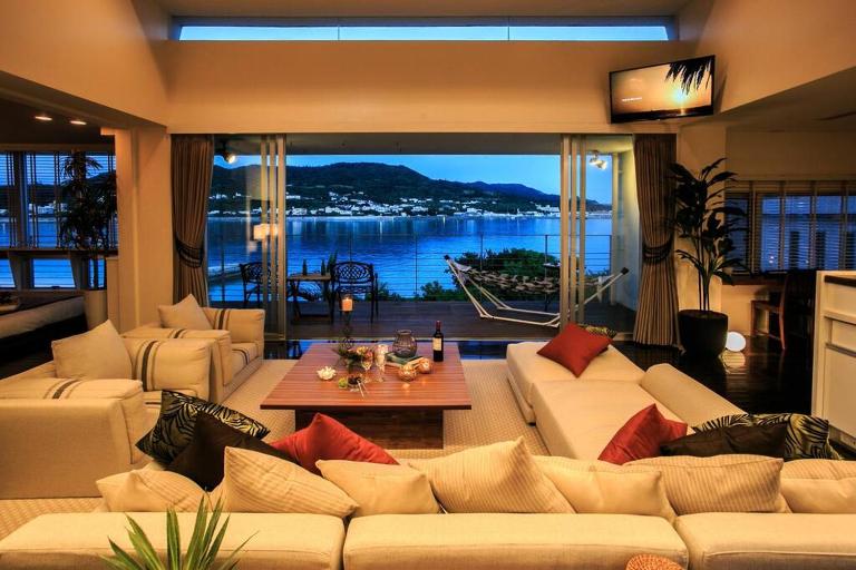 ビーチまで徒歩1分！海辺の家でゆったりと過ごせるハワイアンスタイルの一軒家！ - Bed and Breakfast Motobu