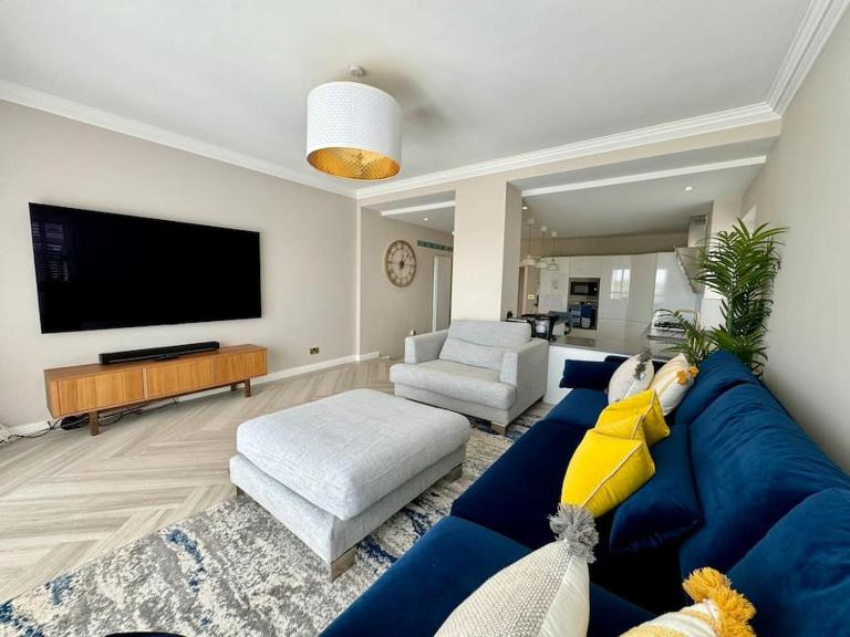 3 bed Garden Apt, Clifftop, sleeps 8 with parking and Lazy Spa - B&B Southbourne