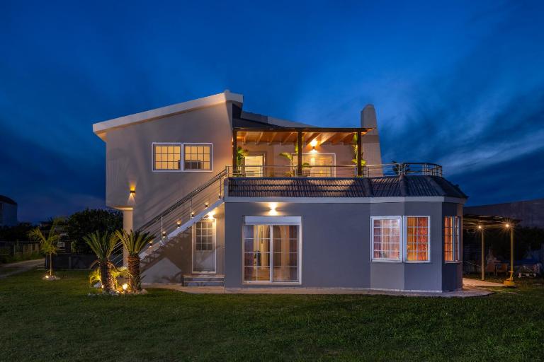 Coral Paradise Luxury Modern Family Villa with Jacuzzi, Pool View & Parking in Rhodes Island - Bed and Breakfast Kremastí