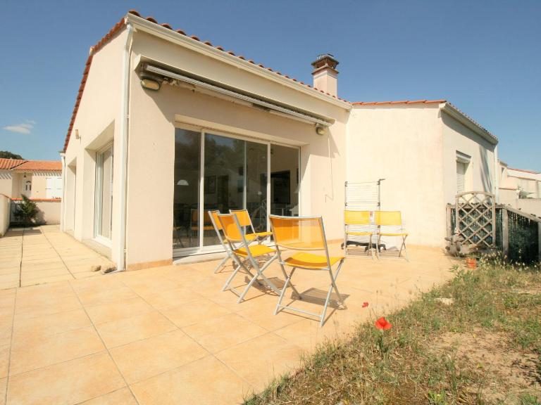 Maison avec Jardin à 150m de la Plage, 2 Chambres, Wi-Fi, Parking, Animaux Acceptés - FR-1-22-351 - B&B La Tranche-sur-Mer