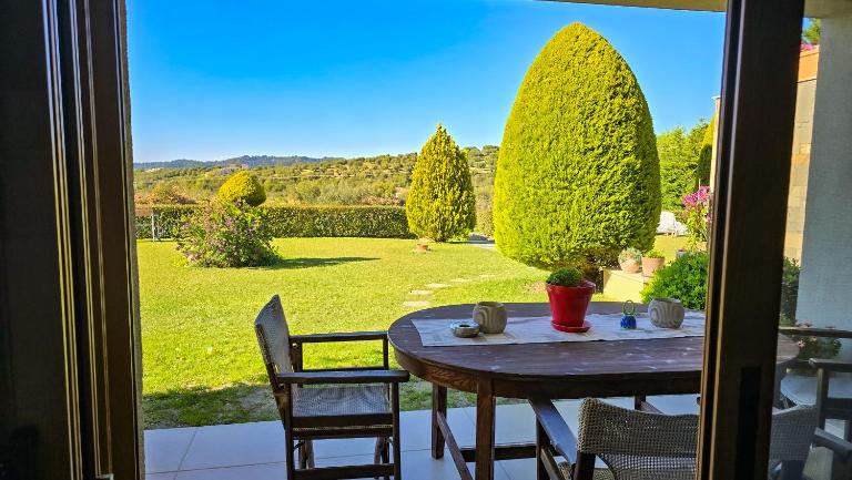Garden Oasis Elegant Summer House - B&B Kalandra