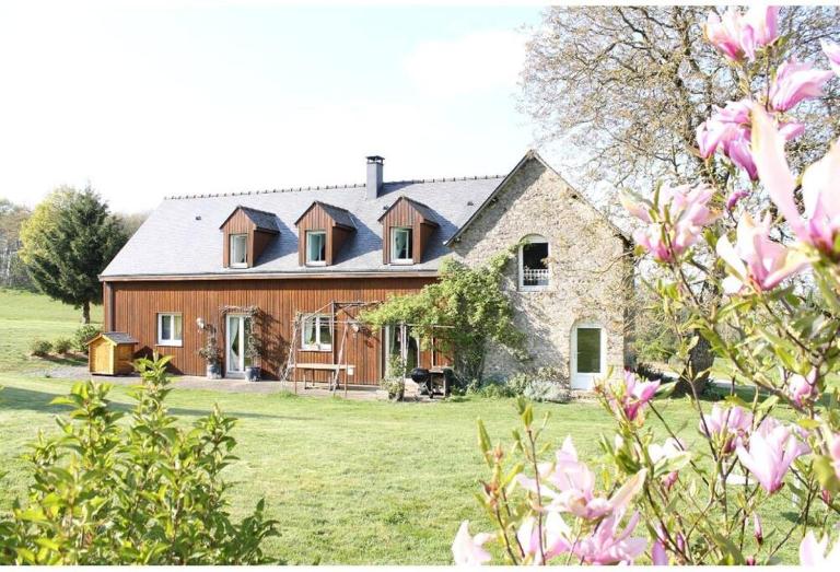 Maison familiale, 15 pers, 7 chambres, piscine, déco soignée - B&B Bais