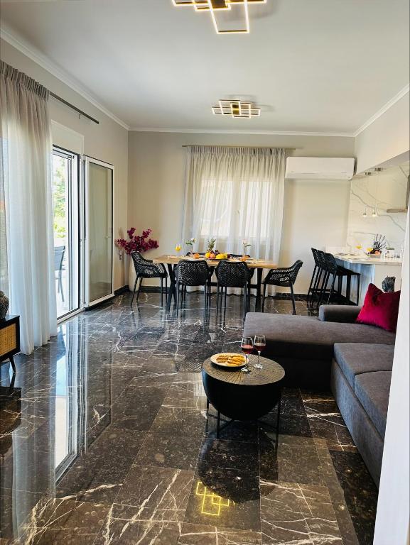 Flev's House with Jacuzzi & Rooftop BBQ - Bed and Breakfast Kremastí