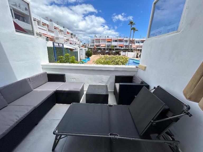 Sunny Apt with terrace coastal area South Arona - B&B Arona