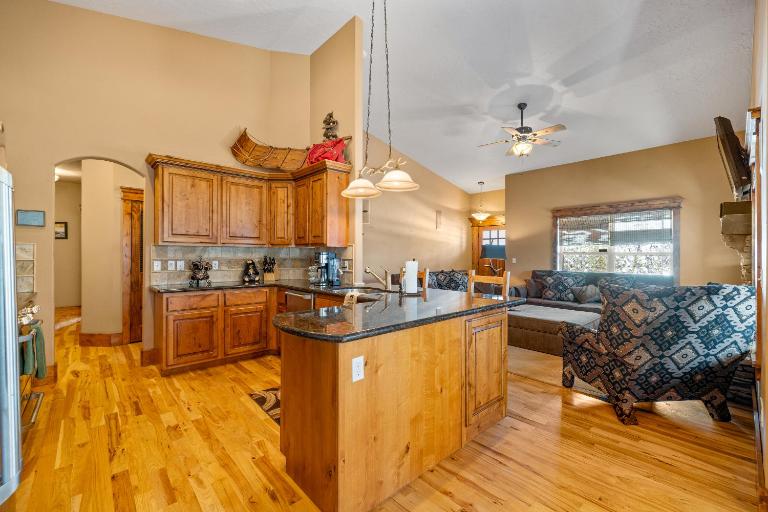 New! Black Bear Inn - Pet friendly - trailer parking - walk to lake - rustic - Ferienwohnung Donnelly