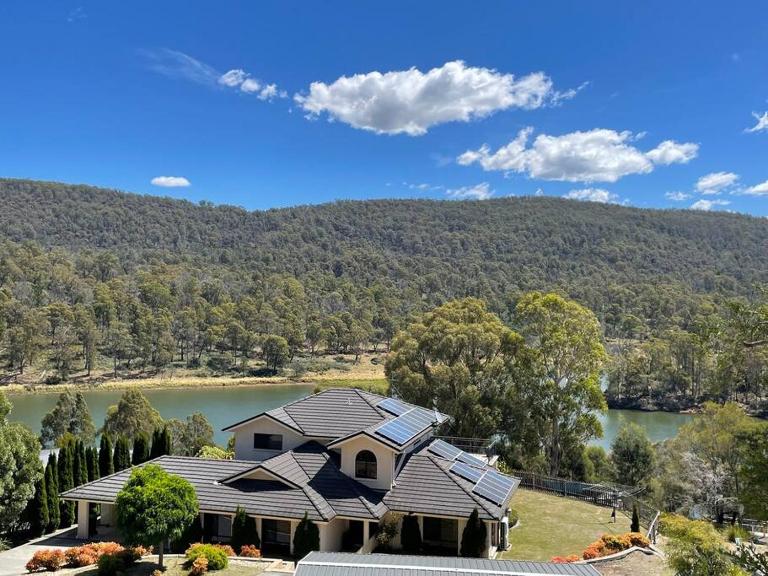 Blackstone Lakeside 4 Bedrooms 2 Bathrooms - Bed and Breakfast Hadspen