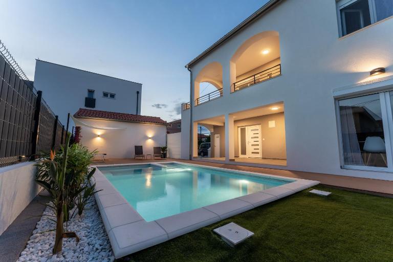 Bernie apartments with a pool - B&B Zadar