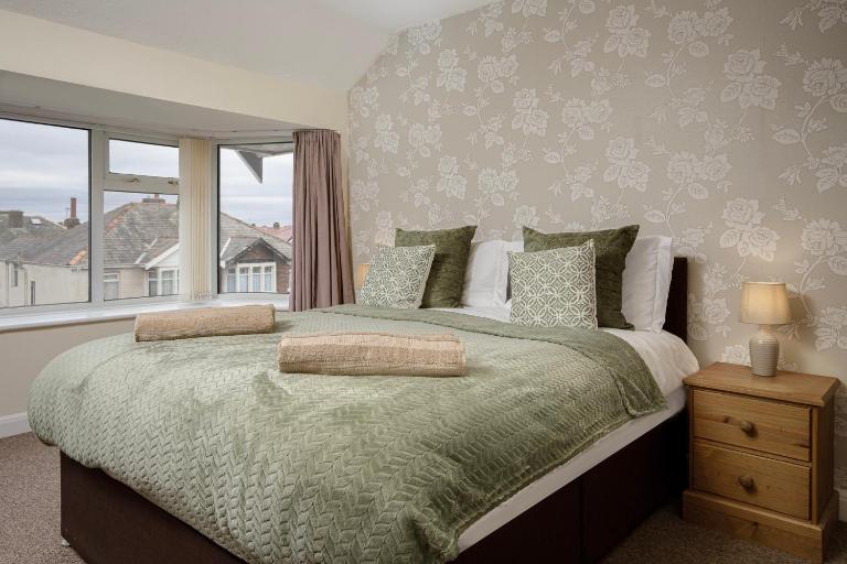 Arnside - Spacious 10-Bedroom Seaside Cottage with Hot Tub - Bed and Breakfast Blackpool