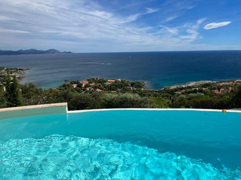 Villa with DREAM VIEW and SWIMMING POOL!! - B&B Les Issambres