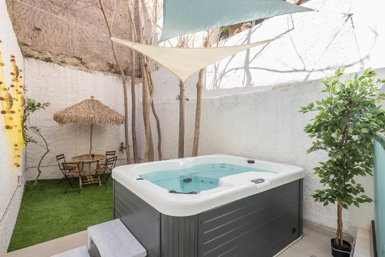 Kastela's Harbor Retreat with Jacuzzi - B&B El Pireo