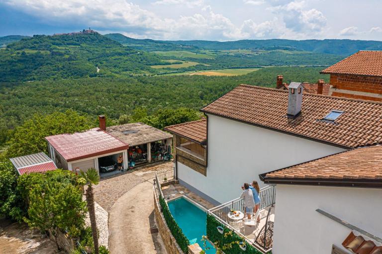 Holiday Home Belveder Motovun with heated pool - B&B Livade
