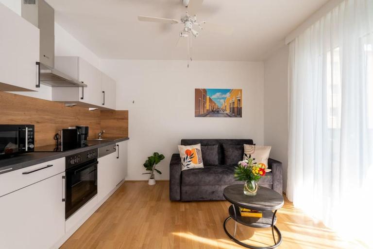 Sunny 1BR Home with Balcony by HM - B&B Vienna