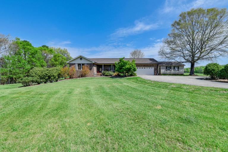 Spacious Mount Pleasant Home w/ Grill & Yard! - B&B Mt Pleasant