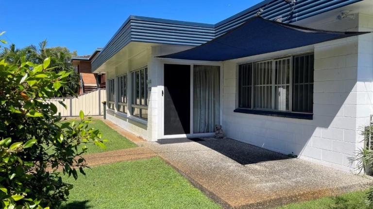 Pet Friendly home walking distance to Surf Beach - North St, Woorim - B&B Wyreema