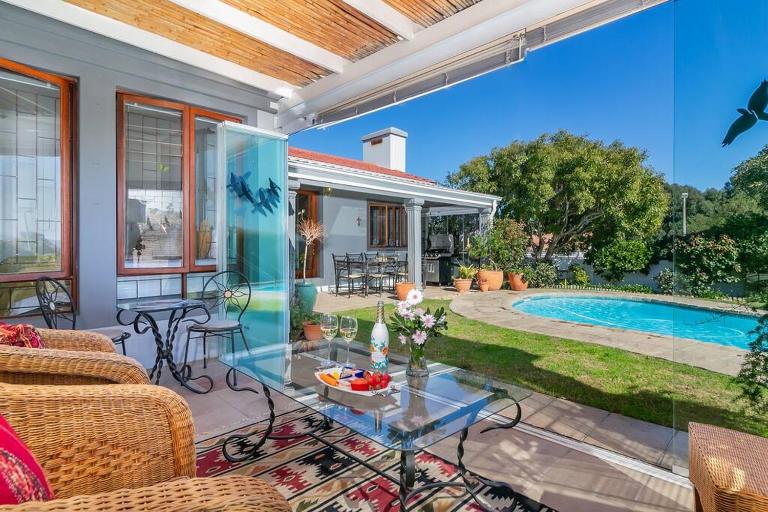Fluke Tide - Stylish Knysna Home with Pool & Views - Chambres d'hôtes Knysna