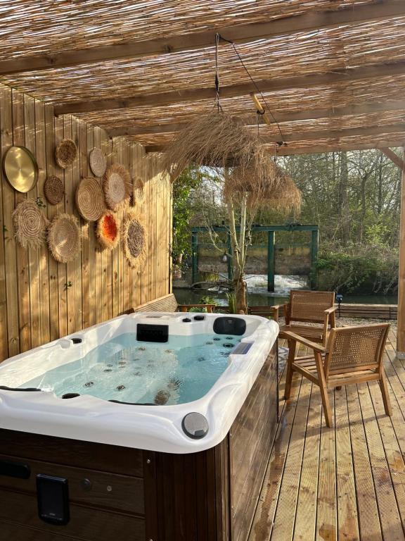 Magnifique chalet en bord de rivière - Ferienwohnung Saint-Avit-les-Guespières