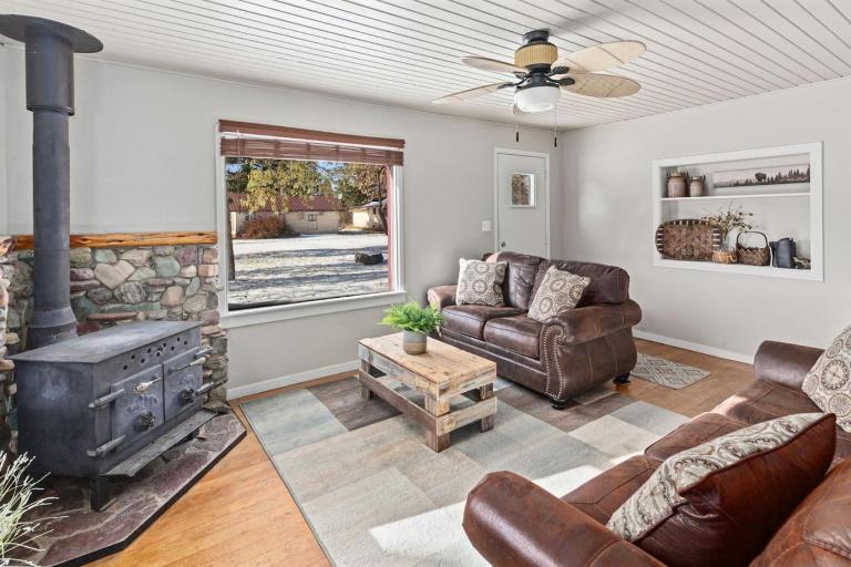 4th Ave Hideaway - Cozy home with spacious yard - B&B Columbia Falls