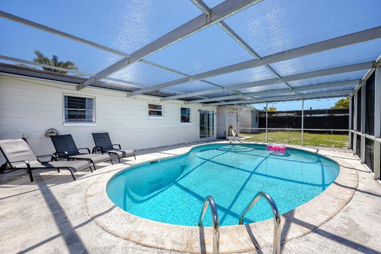 Sunny Escape: Vibrant Pool Home - Bed and Breakfast Port Richey