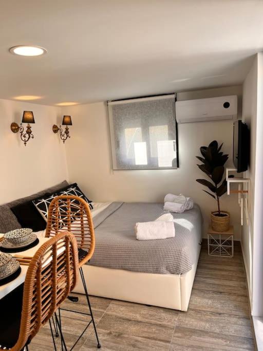 Athena 2 - B&B Athens