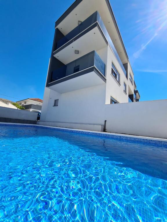 Sunny day , three bedroom apartment with pool - B&B Trogir