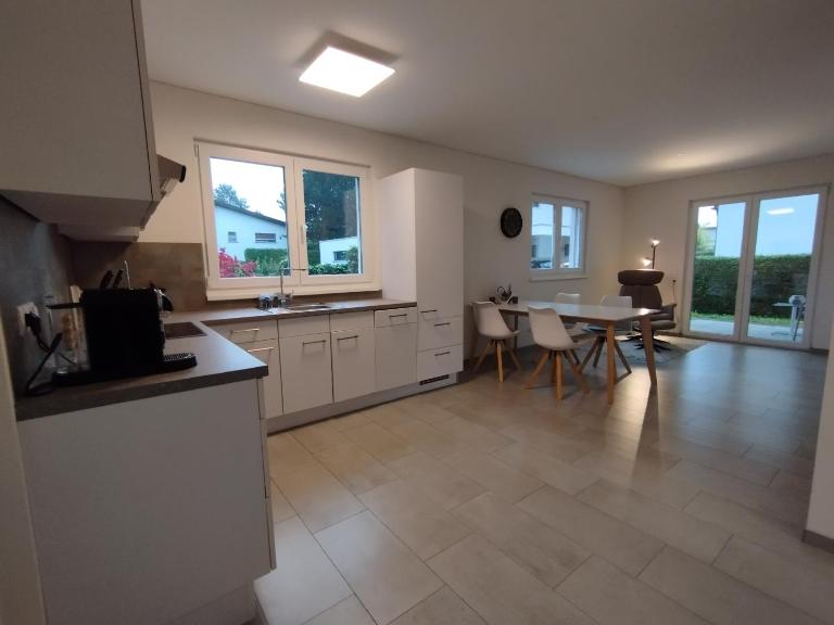 CROWN LIVING Design Apartment Altach - Ideal für Feriengäste und Geschäftsreisende, kostenloser Parkplatz, WLAN, Küche, Self Check-in - Ferienwohnung Altach