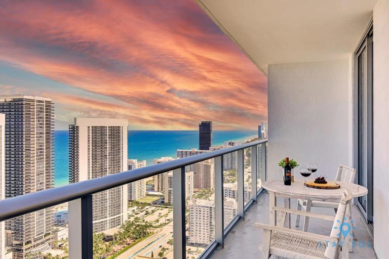 Oceanfront Balcony - Amazing Pools - Gym - B&B Hollywood