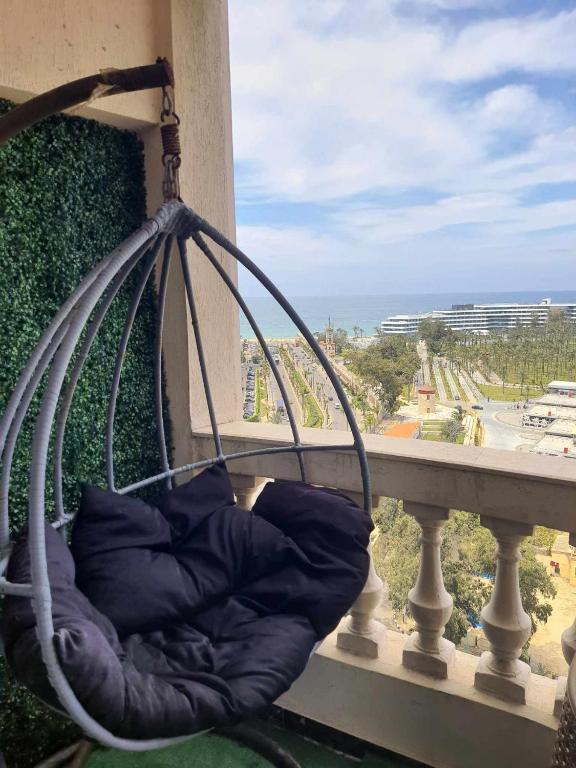Sea and Montaza Palace view 2 bedrooms apartment alexandria,2 full bathrooms, with 2 AC and 1 Stand Fan, free wifi , available all year days with 3 heavy blankets - B&B Alexandria