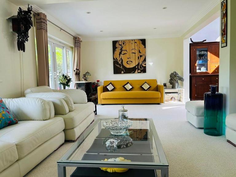 Serene spacious room (double) in gorgeous bungalow on river near Thorpe park and Holloway University Egham - Ferienwohnung Staines-upon-Thames