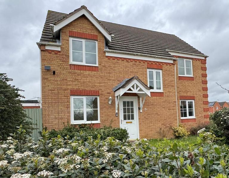 Amazing 5 Bedrooms - 10 Beds Detached House in Bedford - B&B Elstow