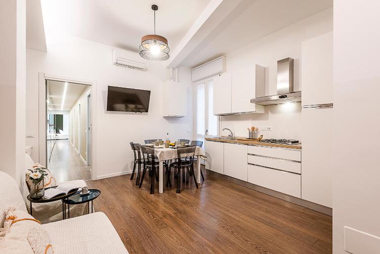 StayEasy Petrella21 - 4 Bedrooms, 3 baths - Central Station - Chambres d'hôtes Milan