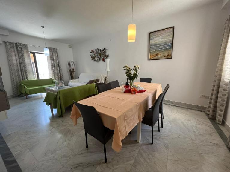 XL Spacious Apartment, 4-BR Home in Central Area, WALK to Sliema - St Julian's - Bed and Breakfast Gżira