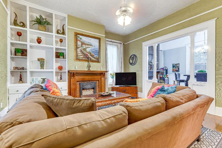 Walk to Downtown: Historic Home in Mobile - B&B Mobile