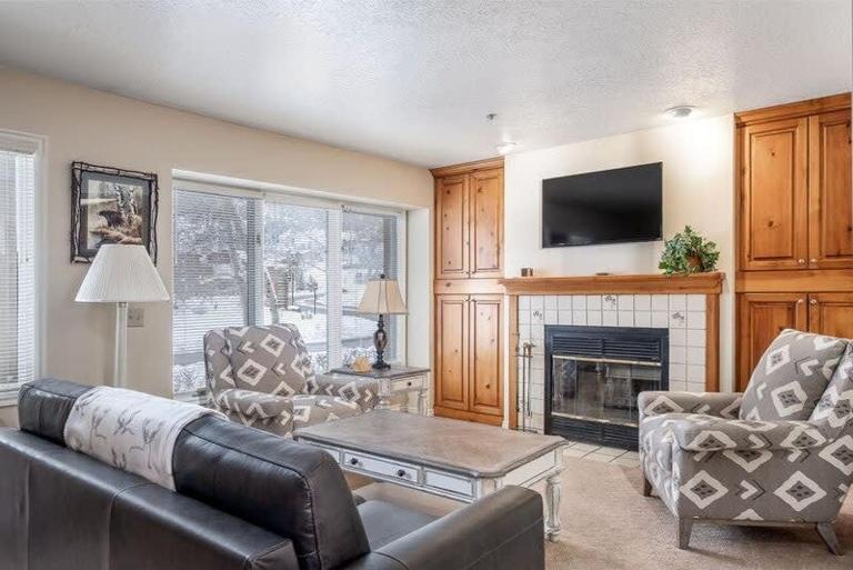 Charming 2 BDR Getaway with Views and Private Hot Tub - B&B Park City