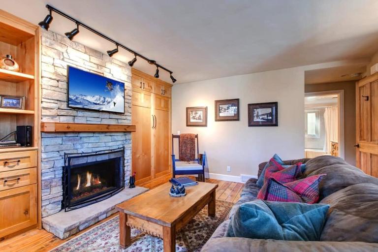 Quaint 2BR Retreat Heart of Town Steps from Lift - B&B Park City