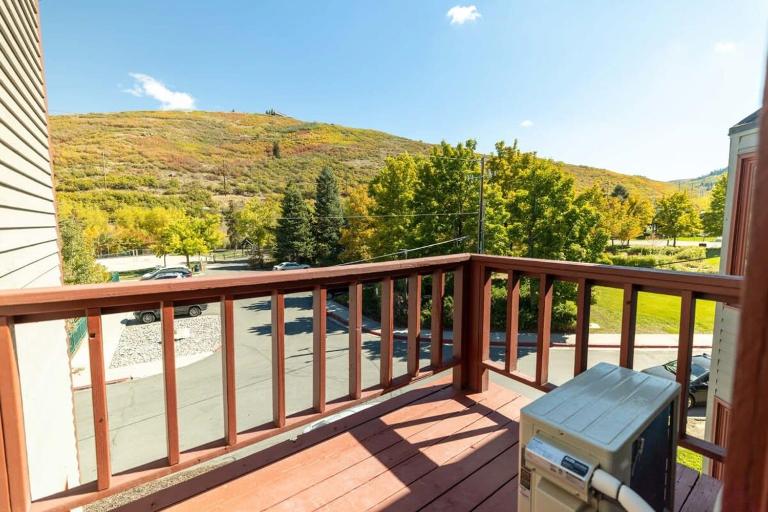 Roomy 2BR Condo with Hot Tub Access near Skiing - Ferienwohnung Park City