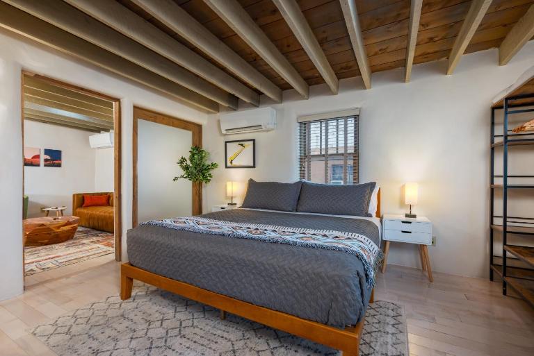 Casa Saint Francis- King Bed-Patio & Fire Pit -2BR - B&B Santa Fe