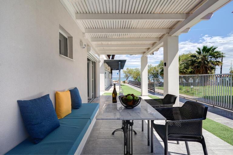 Molos Beachfront Apartments in Diakopto - B&B Diakoptó