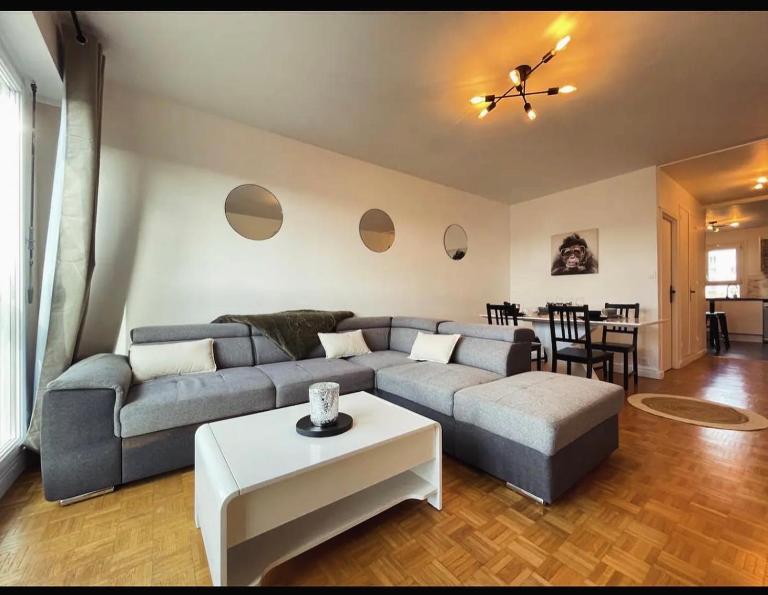 Le Bary - 10p - 100m2 - Gare - Parking Privé Gratuit - B&B Le Mans