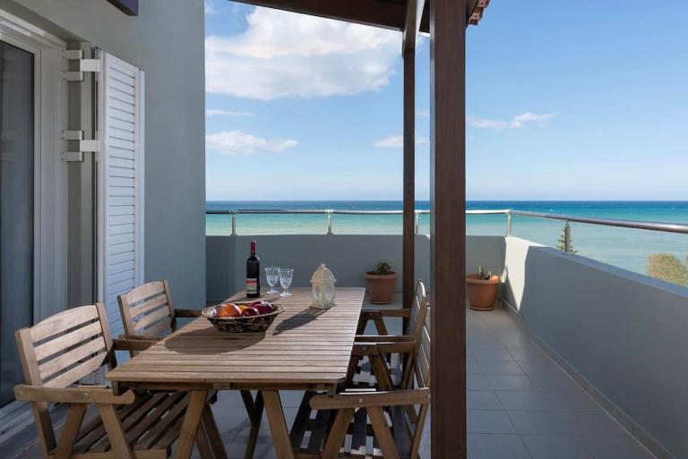 Coastal Key Penthouse Overlooking the Sea - Bed and Breakfast Gázi