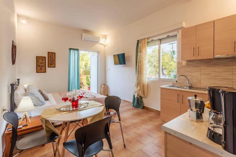 Summer Rose Garden Getaway - A step to the Beach - Ferienwohnung Kalamata